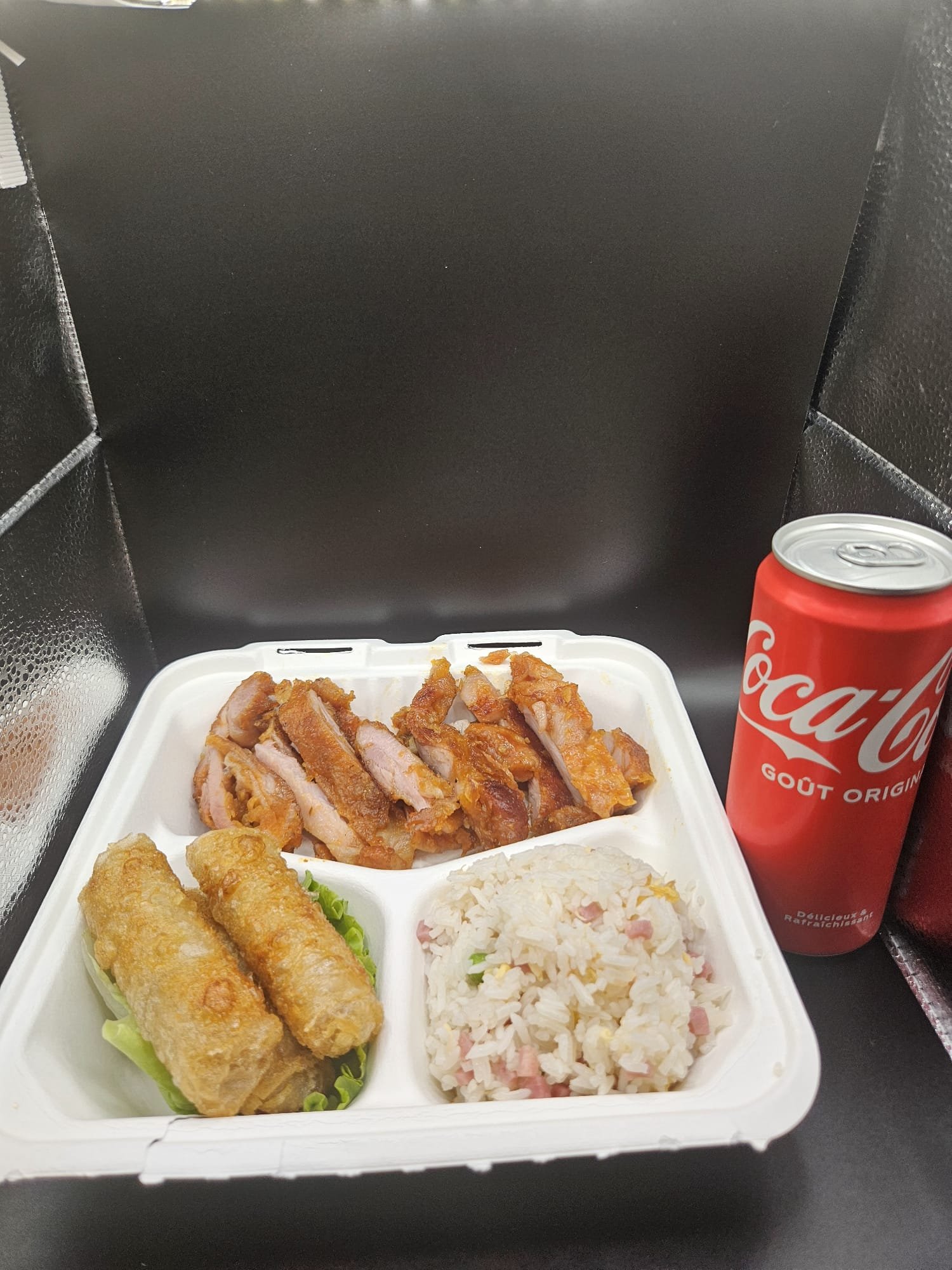 Menu (3 nems Poulet citronelle et riz cantonnais) avec une boisson