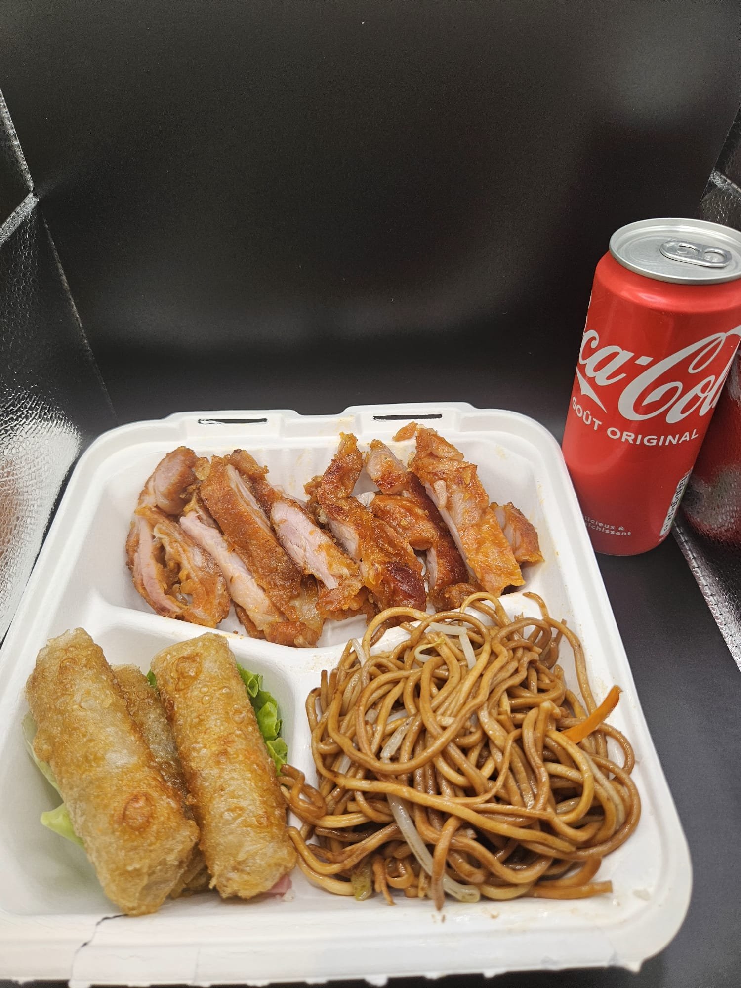 Menu A1 (3 nems poulet ,poulet citronnelle et nouilles nature) avec une boisson